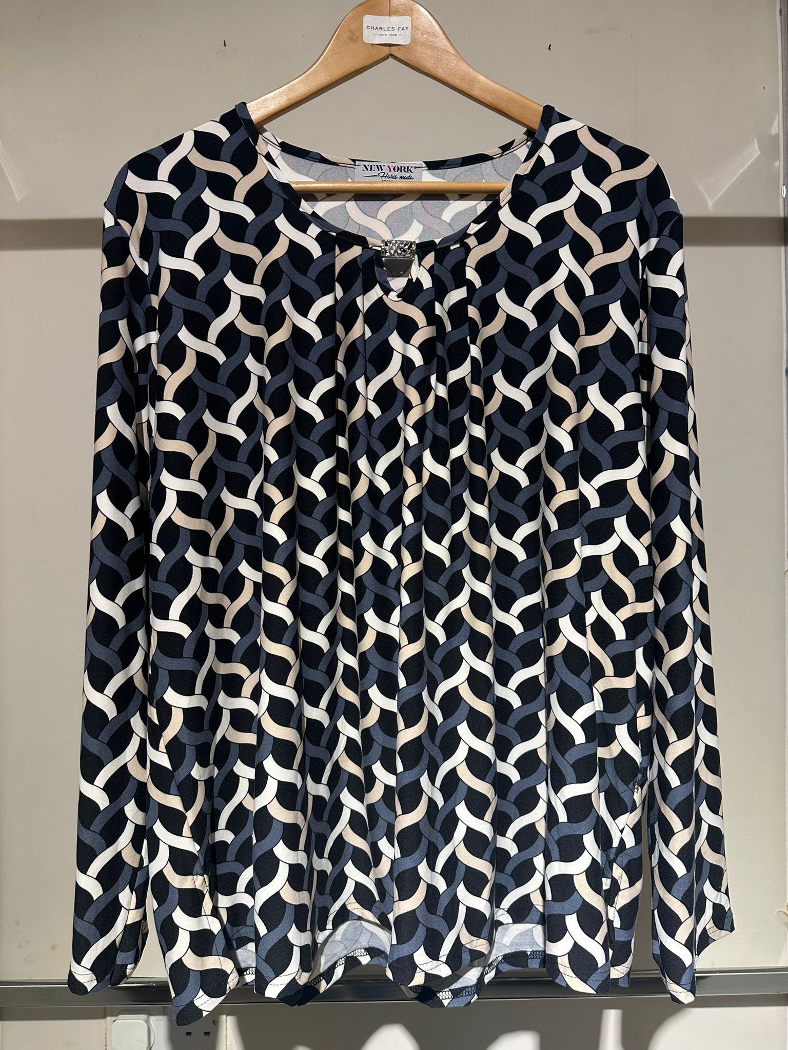  ladies Long-sleeve  shirt with geometric pattern 